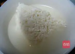 Illustration of how to make glutinous rice and egg soup 1