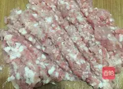 Illustration of how to make meat dumplings stuffed with radish, chives and onions 1