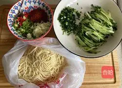 Illustration of making cold noodles with shredded chicken 2