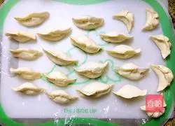 Illustration of how to make celery and pork dumplings 18