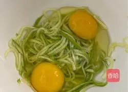 Illustration of how to make zucchini and egg pancakes 2