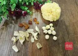 Illustration of how to make peach gum and white fungus soup 1