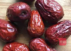 Tremella fuciformis Illustration of how to make red date and wolfberry beauty soup 3