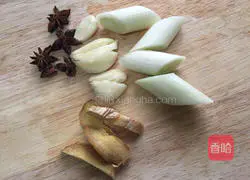 Illustration of how to make braised pork ribs and beans with noodles 3