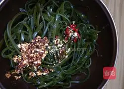 Illustration of how to make cold kelp shreds 6