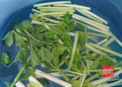 Illustration of how to make Chinese Valentine's Day dinner (celery) 2
