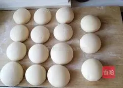 Illustration of how to make large and round white steamed buns 6