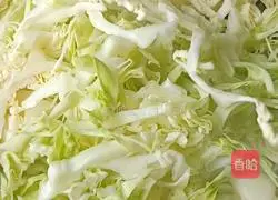 Illustration of how to stir-fry vermicelli with cabbage 3