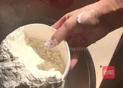 Illustration of how to make pork and cabbage buns 1