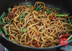 Illustration of how to make stir-fried noodles with garlic moss and shredded pork 8