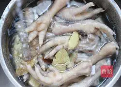 Illustration of how to make chicken feet in clear soup 10