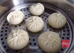Illustration of how to make big meat buns 8