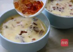 Illustration of how to make peach gum egg custard 5