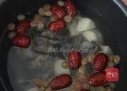 Illustration of making black-bone chicken, longan and red date soup 3