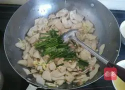 Illustration of how to make scrambled eggs with king oyster mushrooms 12