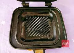 Illustration of how to make glutinous rice pancakes with chives and eggs 7