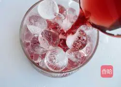Illustration of how to make cranberry lotus mist ice drink 6