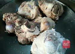 Illustration of how to make braised elbow 1