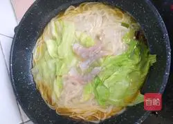 Illustration of how to make shrimp and vegetable noodles 6