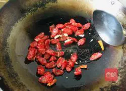 Illustration of how to make fried sausage with celery 4