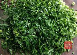 Illustration of how to make leek and pork dumplings 2