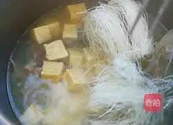 Illustration of how to make a bowl of hot soup 6