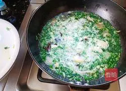 Illustration of how to make pickled cabbage, belly and egg soup 5