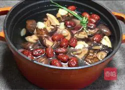 Illustration of making red date, mushroom and dolphin soup 5