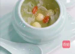 Illustration of how to make Tremella and Lotus Seed Soup from a five-star hotel 6