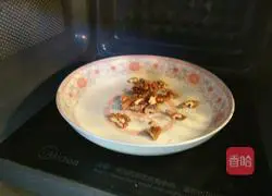 Illustration of how to make black sesame walnut milk 4