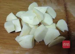 Illustration of how to make braised pork with potatoes 3