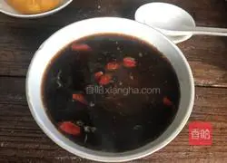 Illustration of how to steam poached eggs with mugwort leaves 9