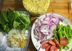 Illustration of how to make fried instant noodles with ham and eggs 3