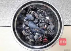 Illustration of how to make black chicken soup 2