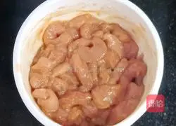 Illustration of how to make noodles with shredded carrots and pork 3