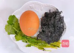 Illustration of how to make seaweed and egg drop soup 1