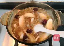Illustration of making red dates, snow pear and white fungus soup 13