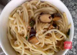Illustration of how to make noodles with onion and mushrooms 8