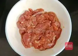 Illustration of how to make fried pork slices with lotus root and yuba 8