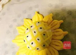 Illustration of making sunflower buns 15