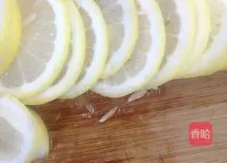 Illustration of how to make honey-soaked lemon 6