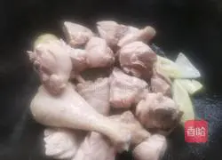 Illustration of how to make mushroom, fungus and chicken leg soup 3