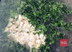 Illustration of how to make chrysanthemum clam soup 9