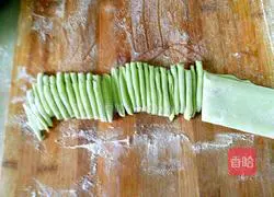 Illustration of how to make braised noodles with green vegetables 21