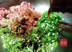 Illustration of how to make pork and okra stuffed dumplings 7