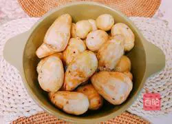 Illustration of how to make fresh taro, snail slices, black beans, gorgon seeds, yellow essence, tea tree mushrooms and stewed hen soup 7