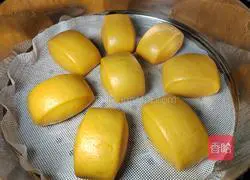 Illustration of how to cut pumpkin steamed buns 13