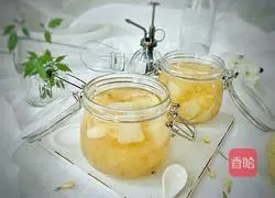 Autumn Illustration of how to make pear, lily and white fungus soup 9