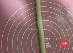 Illustration of how to rub Castanopsis by hand 3