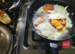 Illustration of how to make cabbage, vermicelli and egg dumpling soup 3